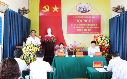Ông Quách Hải Lý - Bí thư Đảng ủy, Chủ tịch HĐND xã tiếp thu và giải trình các vấn đề cử tri quan tâm.