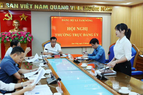 Lãnh đạo Đoàn xã báo cáo tại hội nghị