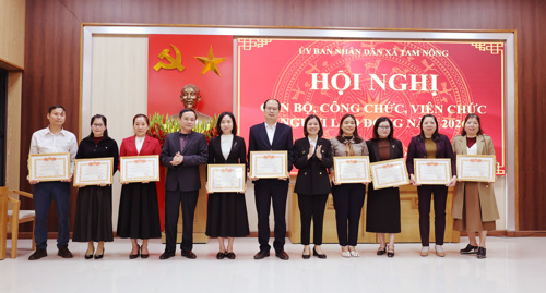 UBND xã khen thưởng cho các tập thể, cá nhân đạt thành tích xuất sắc trong năm 2025