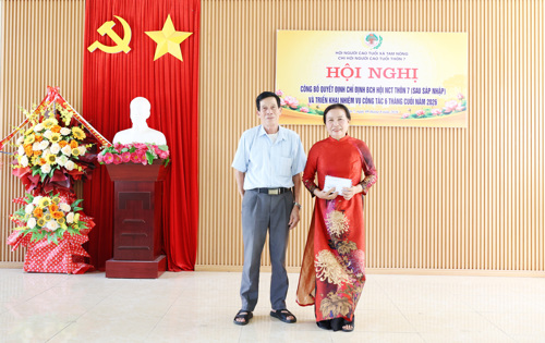 Ông Nguyễn Đình Nhưng - Chủ tịch Hội người cao tuổi xã Tam Nông phát biểu và tặng quà tại hội nghị