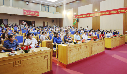Các đại biểu chung vui cùng các cháu trong Đêm hội