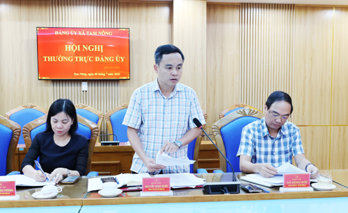 Đồng chí Nguyễn Ngọc Minh - UVBTV, Phó Chủ tịch UBND xã phát biểu tại hội nghị