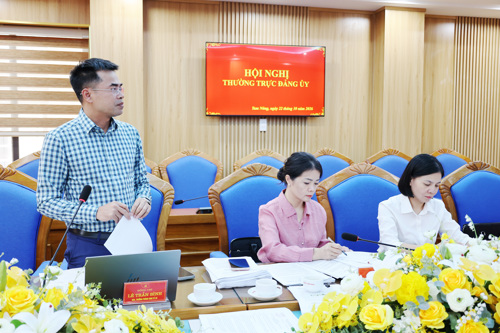 Lãnh đạo Phòng Kinh tế phát biểu tại cuộc họp