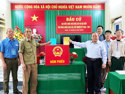 Điểm bỏ phiếu tại Nhà văn hóa khu 14 Dân Quyền, xã Tam Nông