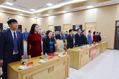 Các đại biểu thực hiện nghi thức Chào cờ