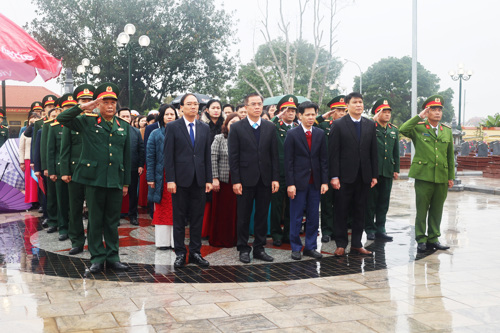 Xã Tam Nông viếng NTLS Tam Nông