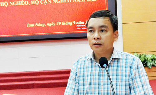 Đồng chí Nguyễn Ngọc Minh - Ủy viên Ban Thường vụ, Phó Chủ tịch UBND xã, Phó Trưởng Ban Chỉ đạo rà soát hộ nghèo, cận nghèo xã chủ trì hội nghị.