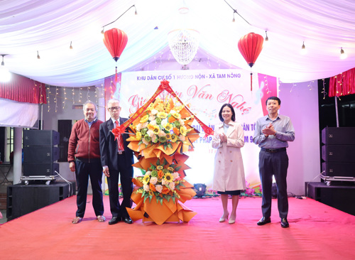 Đồng chí Nguyễn Thị Thu Trang - UVBTV, Phó Chủ tịch HĐND xã Tam Nông tặng hoa chúc mừng