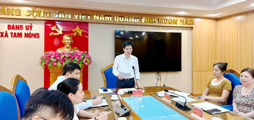Đồng chí Nguyễn Tuấn Ngọc - Phó Bí thư Thường trực Đảng ủy xã Tam Nông, Bí thư Đảng ủy các cơ quan Đảng phát biểu chỉ đạo.