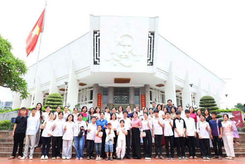 Đoàn đại biểu giáo viên và học sinh tiêu biểu của xã Tam Nông chụp ảnh lưu niệm tại Bảo tàng Chủ tịch Hồ Chí Minh
