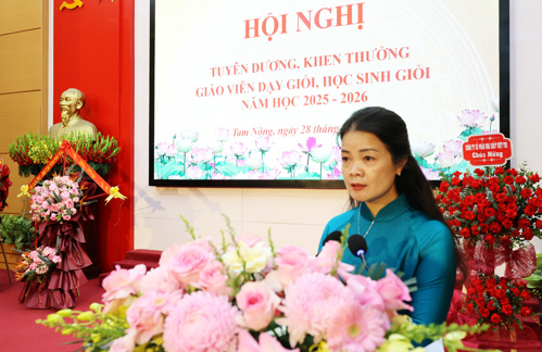 Trưởng phòng VH-XH điều hành phần trao thưởng