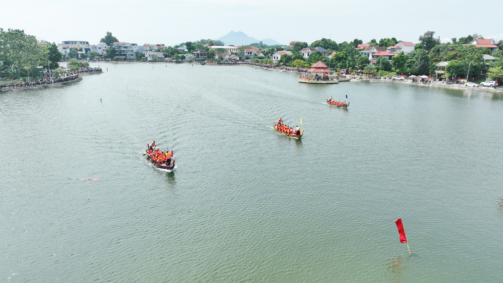 TAM NÔNG - SÔI NỔI CHƯƠNG TRÌNH ĐUA THUYỀN TRUYỀN THỐNG TẠI HỒ THIÊN HƯƠNG CHÀO MỪNG QUỐC KHÁNH 2/9
