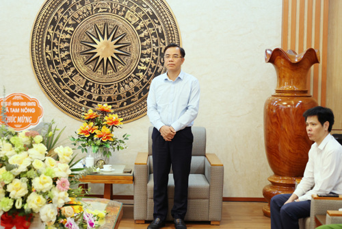 Đồng chí Quách Hải Lý - Bí thư Đảng ủy, Chủ tịch HĐND xã Tam Nông phát biểu chúc mừng và giao nhiệm vụ cho Tuổi trẻ xã nhà