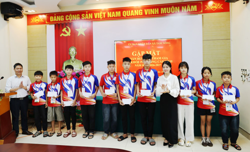 Đồng chí Lê Thị Thanh Tâm - Đảng ủy viên, Trưởng Phòng Văn hóa - Xã hội xã tặng quà cho các thầy cô giáo Huấn luyện viên và các em học sinh (VĐV) tham gia thi đấu tại Hội khỏe
