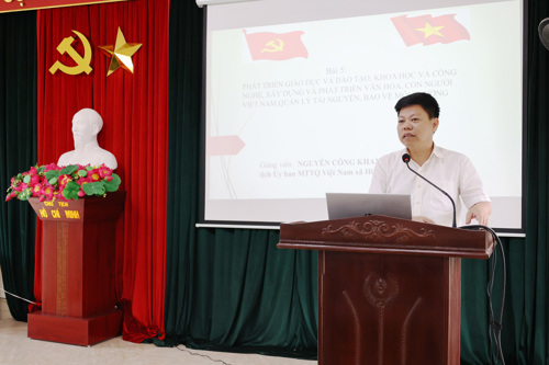 Đồng chí Nguyễn Công Khanh - Ủy viên BTV, Chủ tịch UBMTTQ xã Hiền Quan truyền giảng nội dung