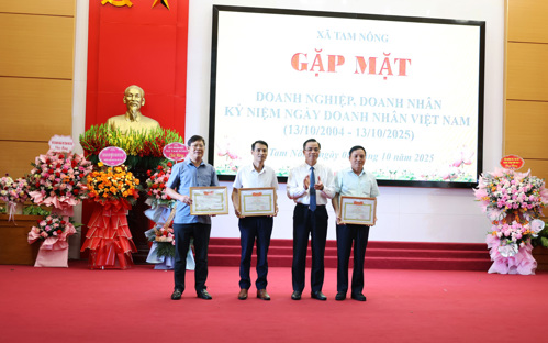 Đồng chí Quách Hải Lý - Bí thư Đảng uỷ, Chủ tịch HĐND xã khen thưởng cho các tập thể, cá nhân