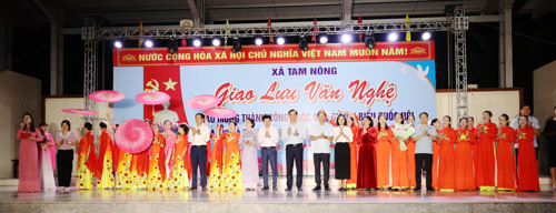 Các đại biểu tham dự cùng các đơn vị hát vang ca khúc "Tam Nông ngày mới"