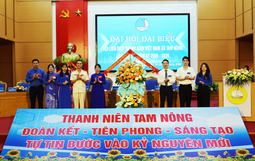 Đồng chí Nguyễn Tùng Linh - Ủy viên Ban Thường vụ Tỉnh đoàn Phú Thọ, Phó Trưởng Ban Công tác đoàn và Thanh thiếu nhi tặng hoa chúc mừng