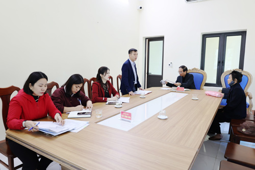 Lãnh đạo Văn phòng HĐND&UBND thông báo đến công dân nội quy của Phòng tiếp dân