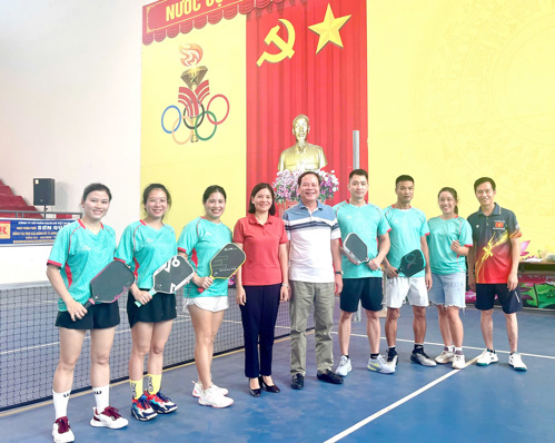 Đồng chí Cao Thị Thu Phương - UVBTV, Phó Chủ tịch UBND xã; đồng chí Phạm Hồng Ty - ĐUV, Giám đốc Trung tâm DVSNC thăm hỏi động viên các VĐV Pickleball xã Tam Nông