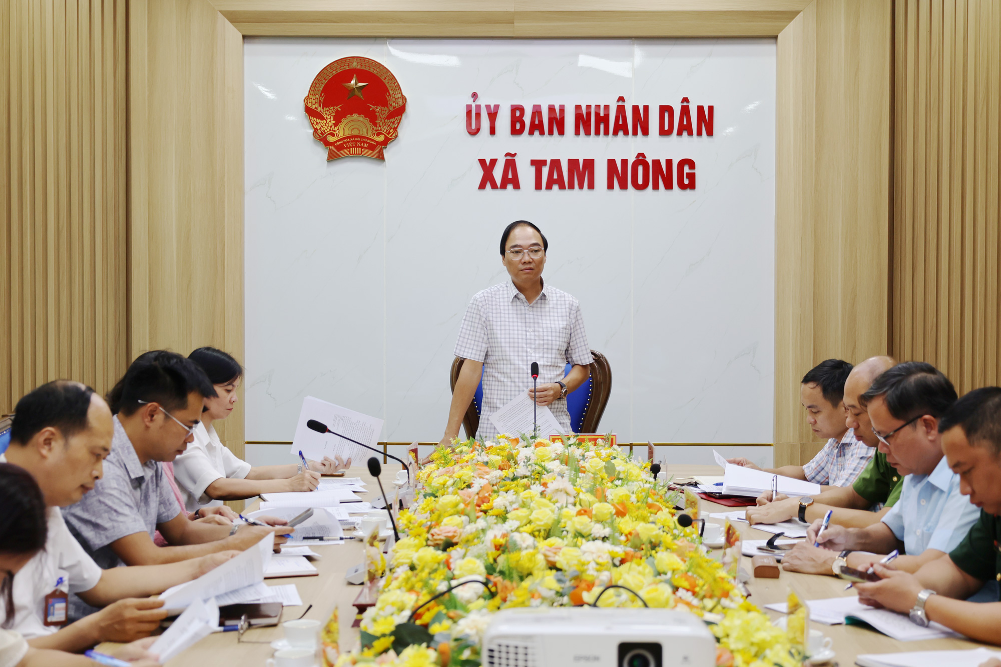 CHỦ TỊCH UBND XÃ TAM NÔNG ĐỖ HÙNG SƠN NGHE BÁO CÁO VỀ CÔNG TÁC TRIỂN KHAI NHIỆM VỤ NĂM HỌC 2026 - 2027.