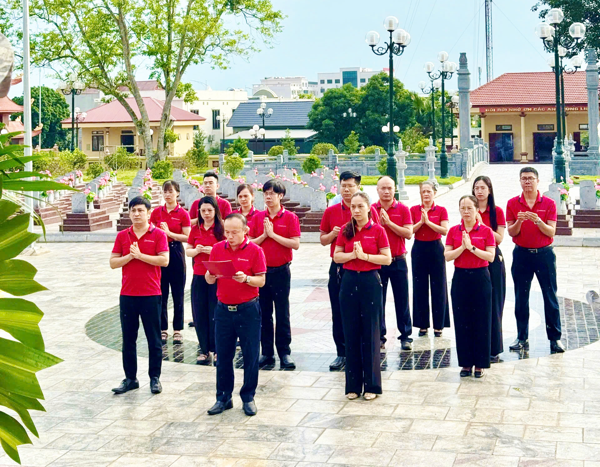 AGRIBANK CHI NHÁNH TAM NÔNG PHÚ THỌ DÂNG HƯƠNG TƯỞNG NIỆM CÁC ANH HÙNG LIỆT SĨ