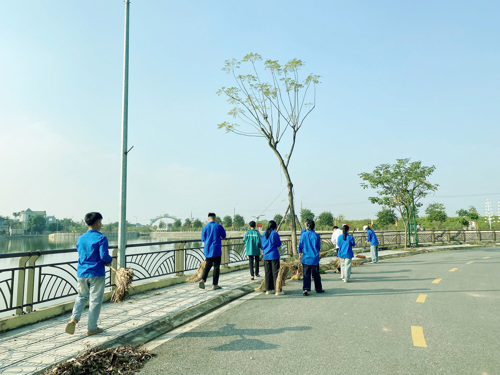 ĐVTN vệ sinh dọc theo tuyến đường xung quanh Hồ Thiên Hương