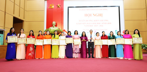 Chủ tịch UBND xã khen thưởng cho các tập thể và cá nhân