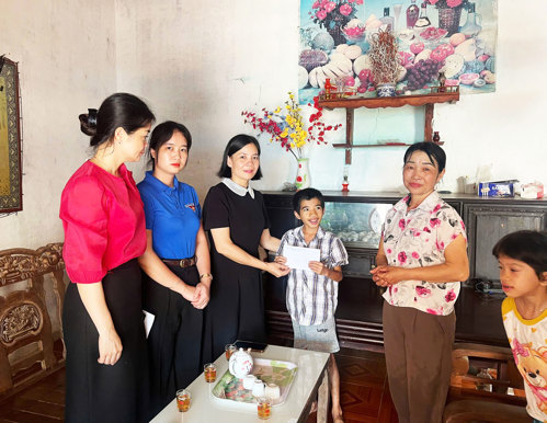 Đồng chí Cao Thị Thu Phương - UVBTV, Phó Chủ tịch UBND xã Tam Nông thăm hỏi và tặng quà cho các cháu (khu vực Dân Quyền)