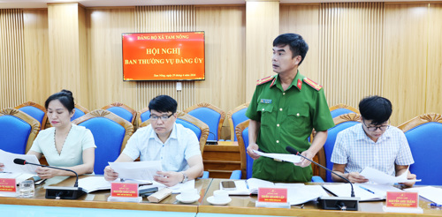 Đồng chí Thượng tá Thiều Quang Lập - UVBTV, Trưởng Công an xã phát biểu thảo luận