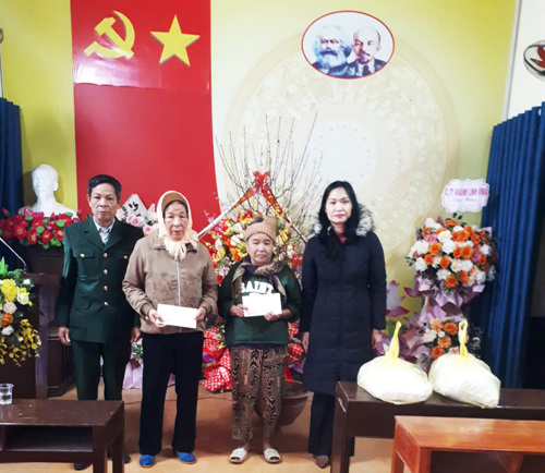 Đồng chí Nguyễn Thị Minh Thu - Chủ nhiệm UBKT Đảng ủy trao quà tại Khu 9 Hương Nộn