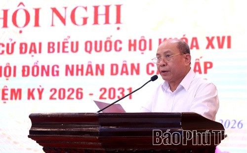 Đồng chí Bùi Đức Hinh - Phó Bí thư Tỉnh ủy, Chủ tịch HĐND tỉnh, Phó Trưởng Ban Chỉ đạo, Chủ tịch Ủy ban Bầu cử tỉnh phát biểu tại hội nghị