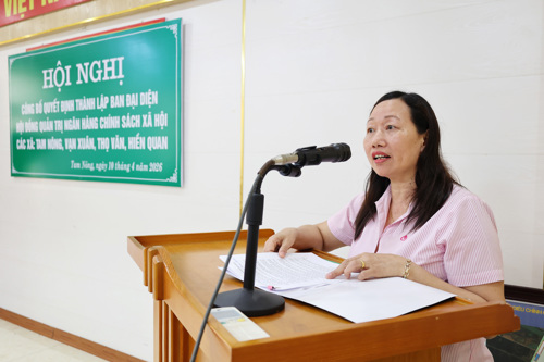Bà Bùi Thị Liễu - Phó Giám đốc Chi nhánh Ngân hàng CSXH tỉnh Phú Thọ phát biểu tại hội nghị
