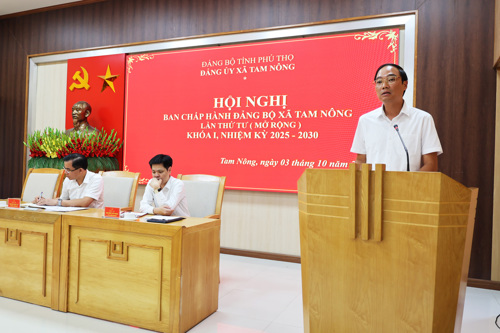 Đồng chí Đỗ Hùng Sơn – Phó Bí thư Đảng ủy, Chủ tịch UBND xã phát biểu tại hội nghị