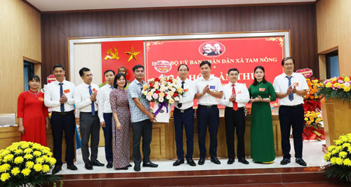 Các đại biểu tặng hoa chúc mừng Đại hội