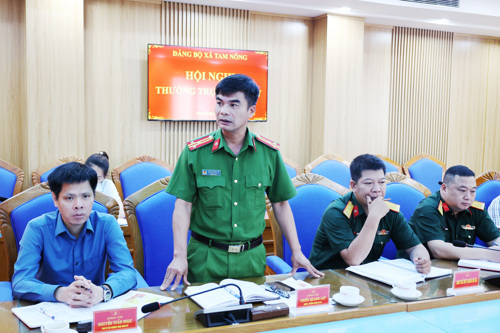 Lãnh đạo Công an xã phát biểu tại hội nghị