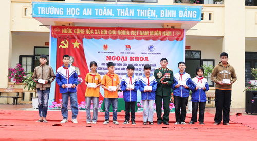 CCB, Thương binh Nguyễn Văn Tiến tặng quà cho học sinh có hoàn cảnh khó khăn