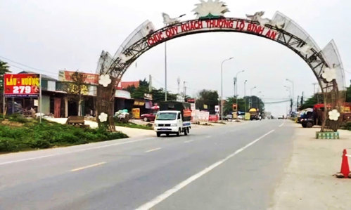 Lực lượng Công an xã phối hợp bố trí xe để tuyên truyền lưu động phục vụ Bầu cử