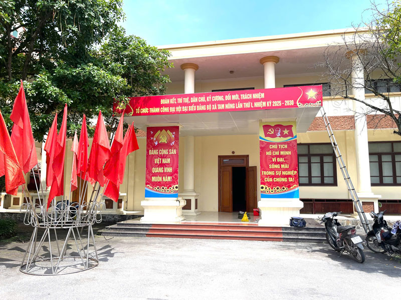 Trung tâm Dịch vụ Sự nghiệp công Tam Nông tích cực chuẩn bị công tác trang trí khánh tiết phục vụ Đại hội Đảng bộ xã lần thứ I, nhiệm kỳ 2025-2030.