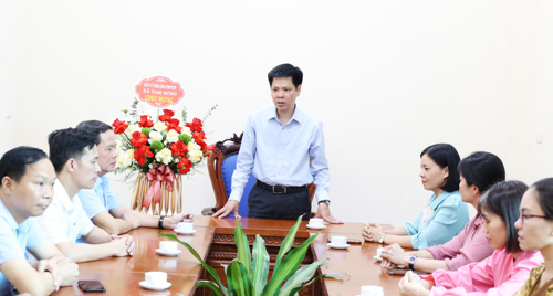 Đồng chí Nguyễn Tuấn Ngọc - Phó Bí thư Thường trực Đảng ủy xã Tam Nông phát biểu chúc mừng Trung tâm Dịch vụ sự nghiệp công Tam Nông