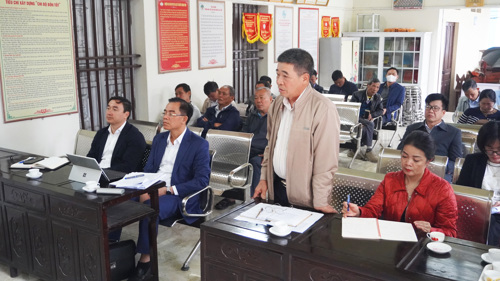 Đảng viên trong chi bộ tham gia đóng góp ý kiến