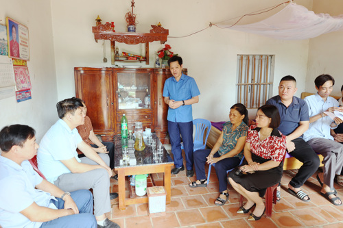 Đồng chí Nguyễn Tuấn Ngọc - Phó Bí thư Thường trực Đảng ủy xã Tam Nông phát biểu chia sẻ và động viên gia đình