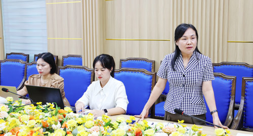 Đồng chí Nguyễn Thị Hồng Tám - ĐUV, Phó Chủ tịch UBMTTQ đồng thời là Chủ tịch Hội LHPN xã Tam Nông phát biểu tại hội nghị
