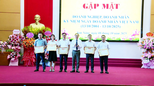 Đồng chí Đỗ Hùng Sơn - Phó Bí thư Đảng uỷ, Chủ tịch UBND xã khen thưởng cho các tập thể, cá nhân