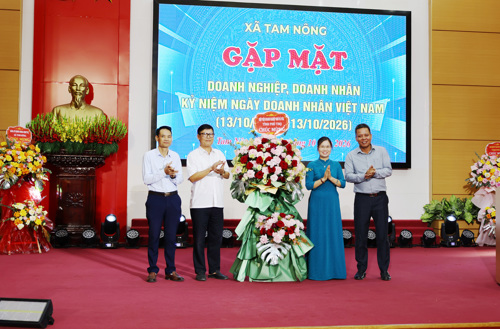 Lãnh đạo các Hiệp hội Doanh nghiệp của tỉnh tặng hoa chúc mừng