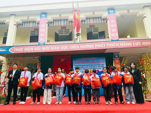Trường THCS Hồng Đà trao quà cho học sinh có hoàn cảnh khó khăn