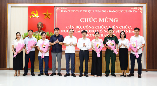 Các đồng chí Lãnh đạo xã Tam Nông tặng hoa chúc mừng cán bộ, công chức, viên chức, người lao động có ngày sinh trong tháng.