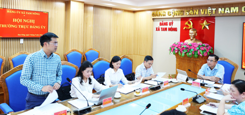 Đồng chí Lê Trần Bình - ĐUV, Trưởng phòng Kinh tế phát biểu tại hội nghị