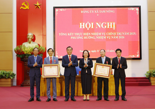 Đồng chí Bùi Thị Thu Hồng - Phó Trưởng Ban Nội chính Tỉnh ủy Phú Thọ cùng Thường trực Đảng ủy chúc mừng 2 đồng chí được nhận Huân chương lao động của Chủ tịch nước