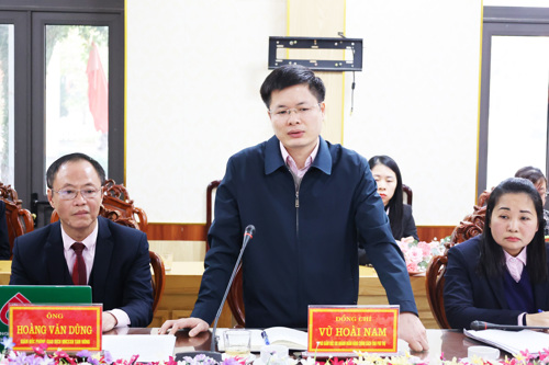 Đồng chí Vũ Hoài Nam - Phó Giám đốc Chi nhánh Ngân hàng Chính sách xã hội tỉnh Phú Thọ phát biểu tại hội nghị